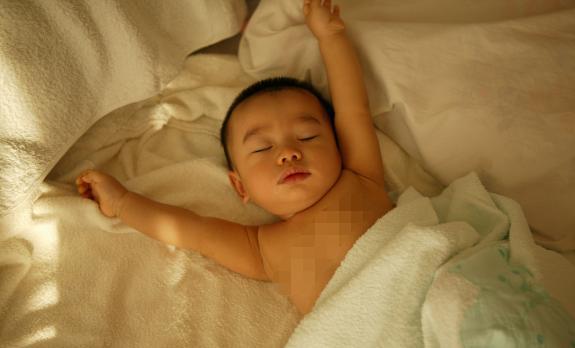 宝宝没事就伸懒腰,家长还觉得孩子可爱,邻居:快送他去医院