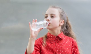 塑料水杯发霉怎么清理（水杯发霉了怎么去除）