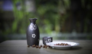 孩子偷喝酒怎么教育(小孩子偷喝酒)
