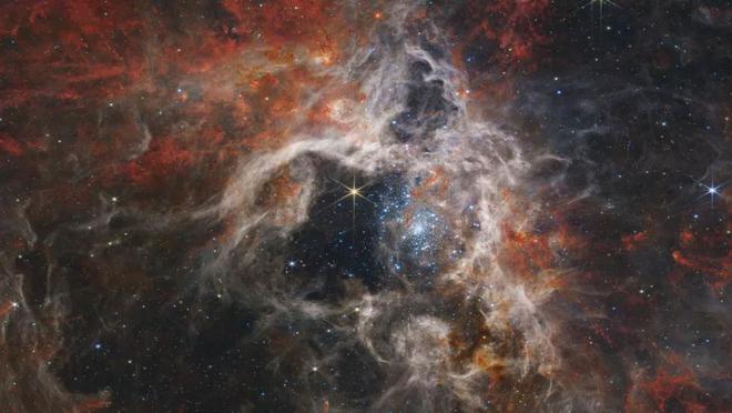 韦伯太空望远镜拍下蜘蛛星云新图像 还捕捉到爱因斯坦环图像