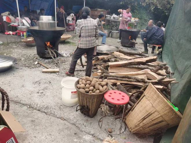 泸定震中共和村：“孤岛”救援24小时