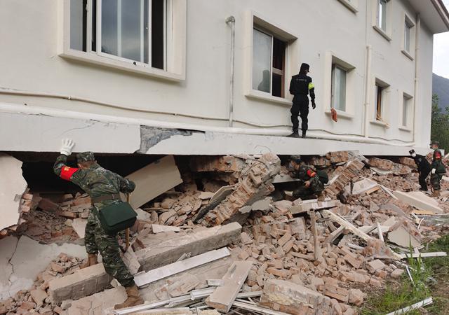 四川震中小镇两三成房子房顶没了，民宿仅有的住客是救援人员