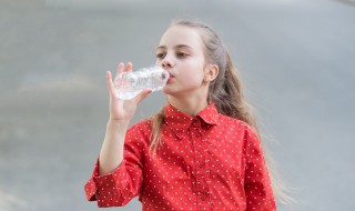 塑料水杯pc材质如何消毒，pc塑料水杯可以用开水清洗吗?