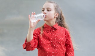 如何分辨水杯的塑料材质（塑料水杯什么材质好）