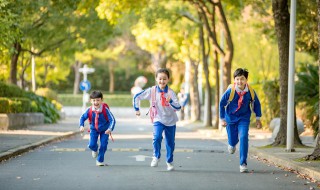 孩子整天躺在床上玩手机（小孩躺床上玩手机）