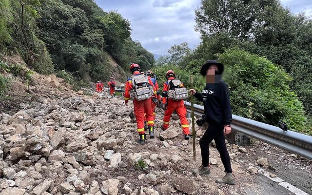 台北游客被困海螺沟获救：看到救援队很感动，自愿加入救援工作