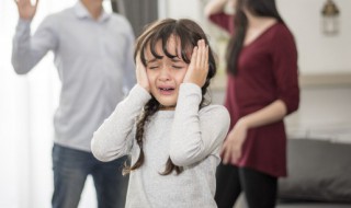 孩子缺乏父母关爱的四种表现 孩子缺乏父母关爱的四种表现有哪些