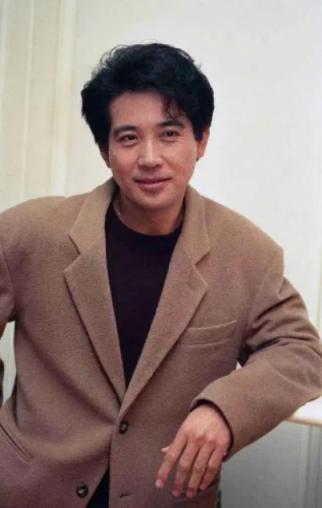 1946年出生的台湾著名男演员秦汉在其演艺事业的巅峰时期曾参演过多部