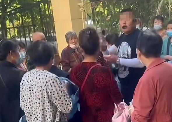 武汉女城管街头喊话揭露骗局遭推倒：我穿了这身制服就要管