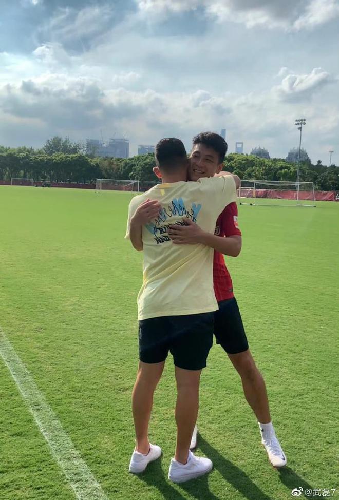 武巴合体!武磊晒与巴尔加斯合照:聚在一起 就是中秋