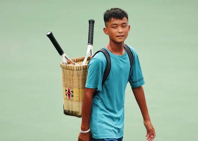 背背篓的14岁少年夺网球冠军 目标是成为职业球员