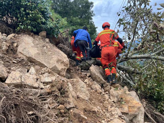 男子登山遇地震26小时生死逃亡： 绝境时给女友留言，尿里加奶粉求生