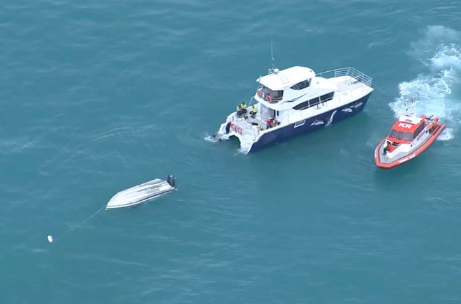 新西兰观光船疑被鲸鱼掀翻，5人死亡