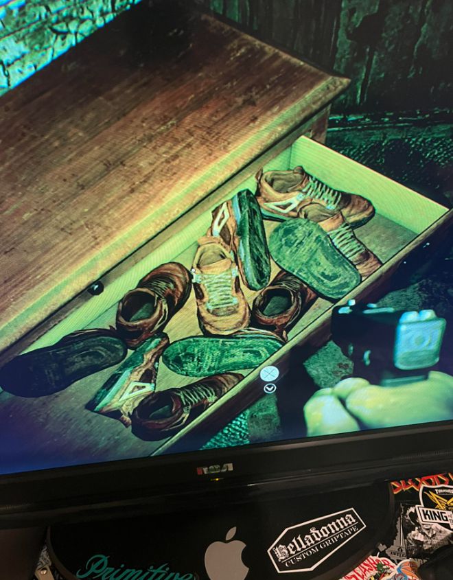玩家发现《生化危机7》的有趣细节：原来伊芙琳是资深球鞋粉