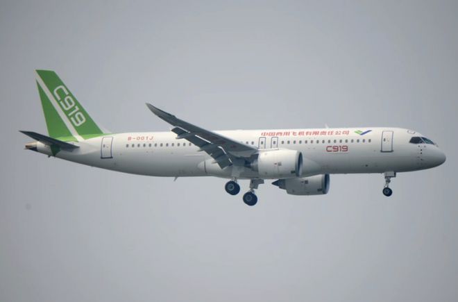 C919首次飞抵首都机场，适航证颁发渐近｜快讯