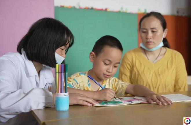 女子孕期提重物致孩子早产，意外怀二宝后决定留下，谁知还是悲剧