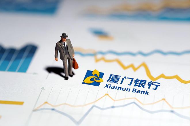 厦门银行吴世群辞去董事长职务，原定任期终止时间为2024年