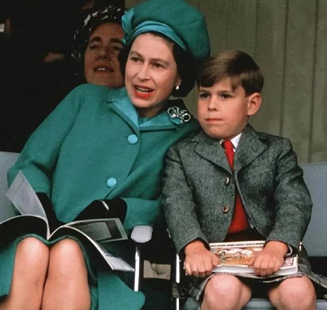 英女王最宠的儿子：高大英俊像菲利普，照片被女王放钱包随身携带