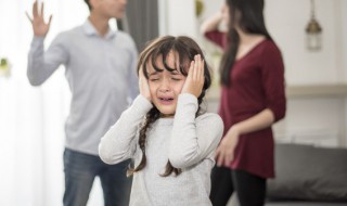孩子扔东西打人怎么引导(孩子生气打人丢东西,怎样教育)
