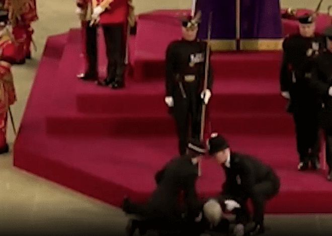 英媒：英国一卫兵守卫女王灵柩时突然晕倒 直播画面短暂中断