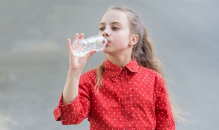 孩子总是顶嘴不尊重人怎么劝说