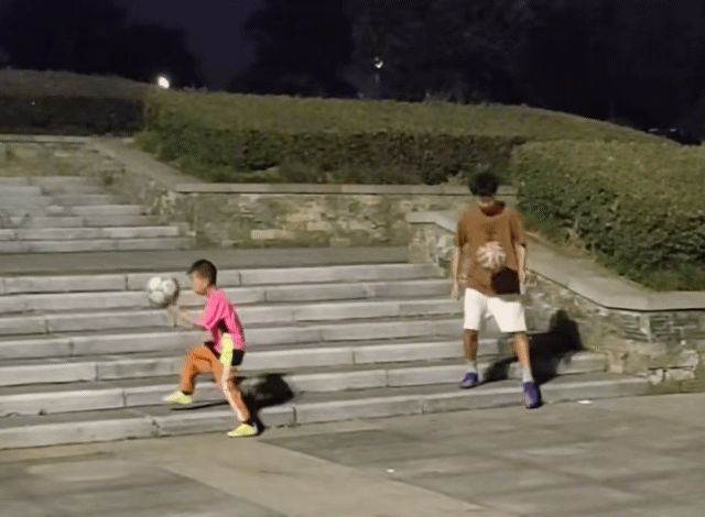 浙江8岁小孩40秒颠球上21级台阶:我想成中国梅西