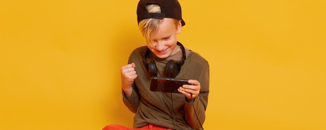 孩子玩手机该怎么解决 孩子玩手机父母处理技巧