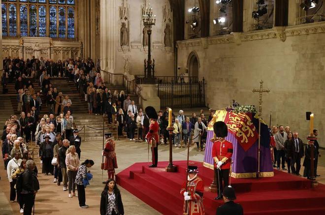 女王的棺材：准备了30多年，英国橡木制造，内衬铅皮，重500多斤
