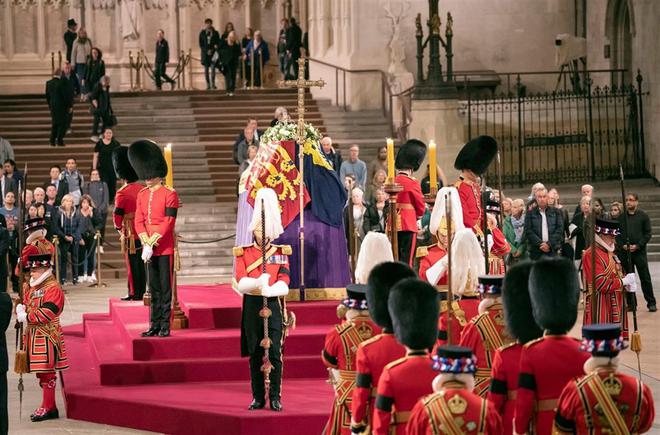 外媒：亚美尼亚总统违规与英女王灵柩合影