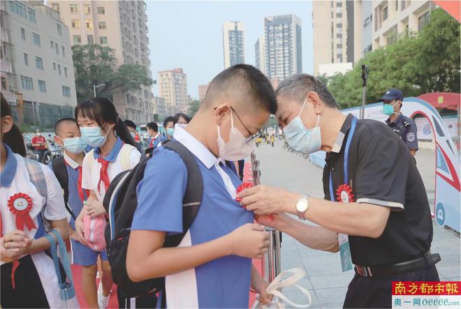 校长为学生佩戴小红花 还有学生收到幸运盲盒