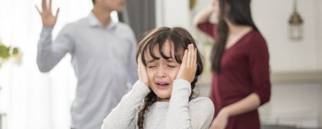 孩子被孤立该不该转学 孩子被孤立可以怎么办
