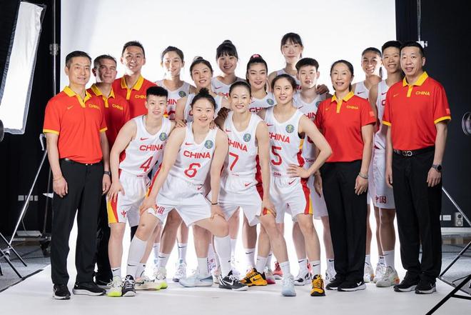 距离世界杯开赛2天！FIBA曝光中国女篮12人大合照