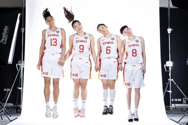 距离世界杯开赛2天！FIBA曝光中国女篮12人大合照