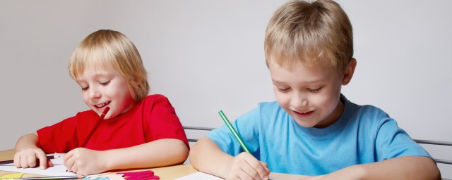 孩子哭闹打人怎么引导 孩子哭闹打人父母正确做法