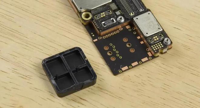 美版苹果iPhone 14 Pro Max详细拆解：使用塑料垫片替代SIM卡托盘