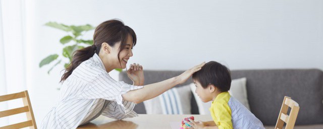 孩子写作业不专心怎样办 如何应对孩子写作业不专心