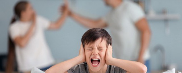 父母吵架吓到孩子了怎么补救 父母吵架吓到孩子了如何补救