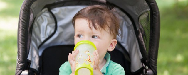 孩子喝水的水杯多久换一次塑料 孩子喝水的水杯更换的时间