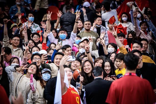 美！李梦赛后与中国球迷自拍合影 笑容开心又美丽