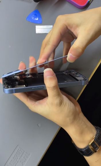国内大神手工打造iPhone 14透明版！网友：还差个跑马灯