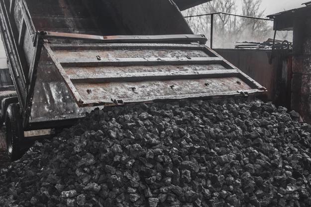 波兰人买的煤炭，下雨后褪色了…