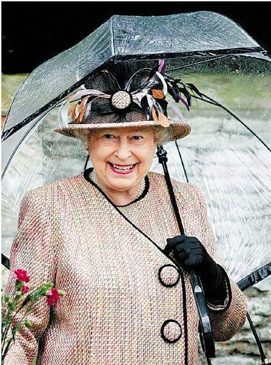 她完全不像英国女王，却做女王替身34年，女王丈夫都能认错人