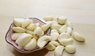 大蒜时间久了发黄能吃吗 大蒜时间久了发黄能不能吃