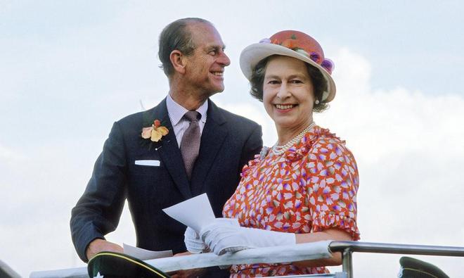 1948年女王怀着查尔斯：从不晒孕肚，剖腹产22小时，亲王在打马球
