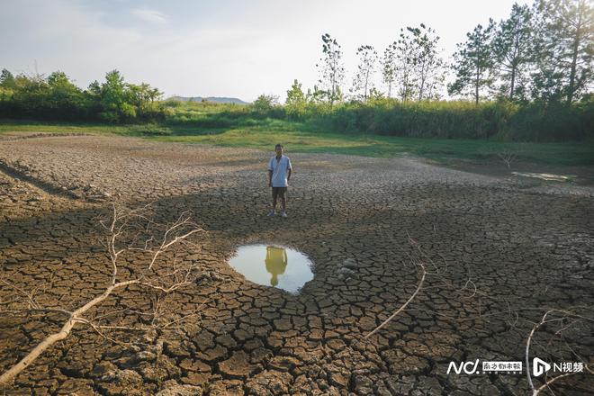 干旱下的鄱阳湖，农民找水救田：“不可能就这么算了”