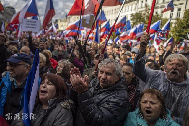 捷克人又上街了，抗议欧盟北约