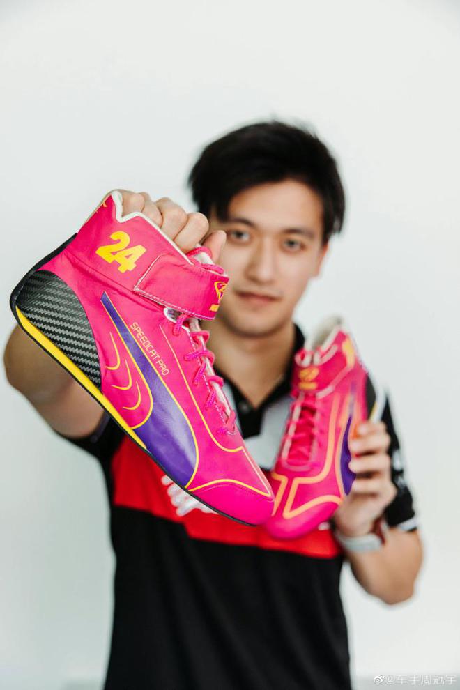 周冠宇公布新加坡大奖赛头盔战靴 粉色为主十分俏皮