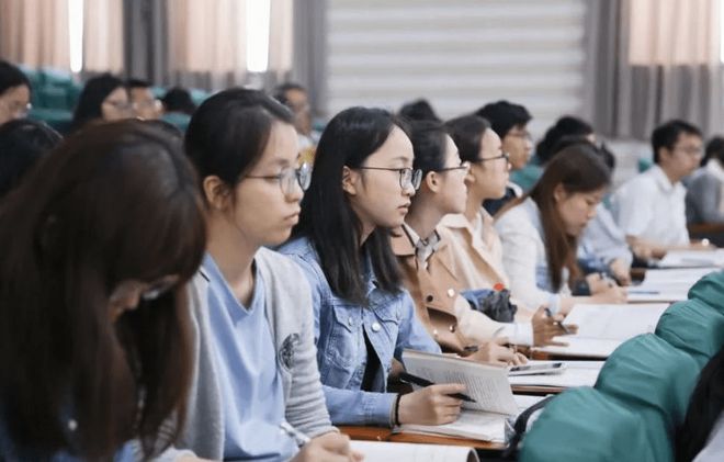 中学招聘教师要求学历清北本科，看到学校名字后，网友：明白了