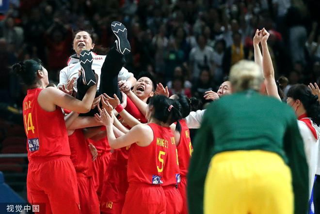 郑薇当选女篮世界杯最佳教练，她为中国女篮默默付出40年