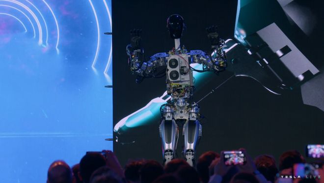 特斯拉人形机器人“擎天柱”原型机亮相